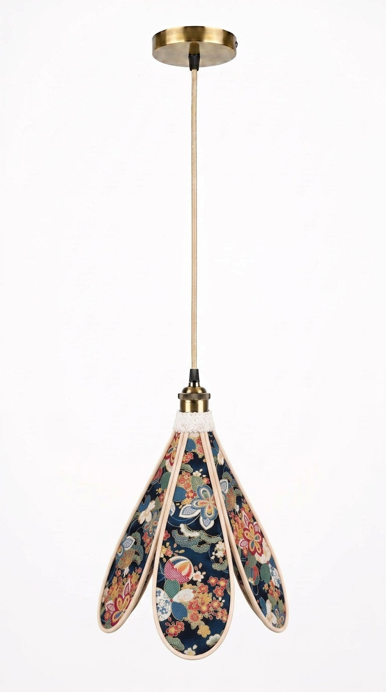 Armature en rotin naturel et bordure dentelle blanche de la suspension Tulipe Nuit de Kyoto