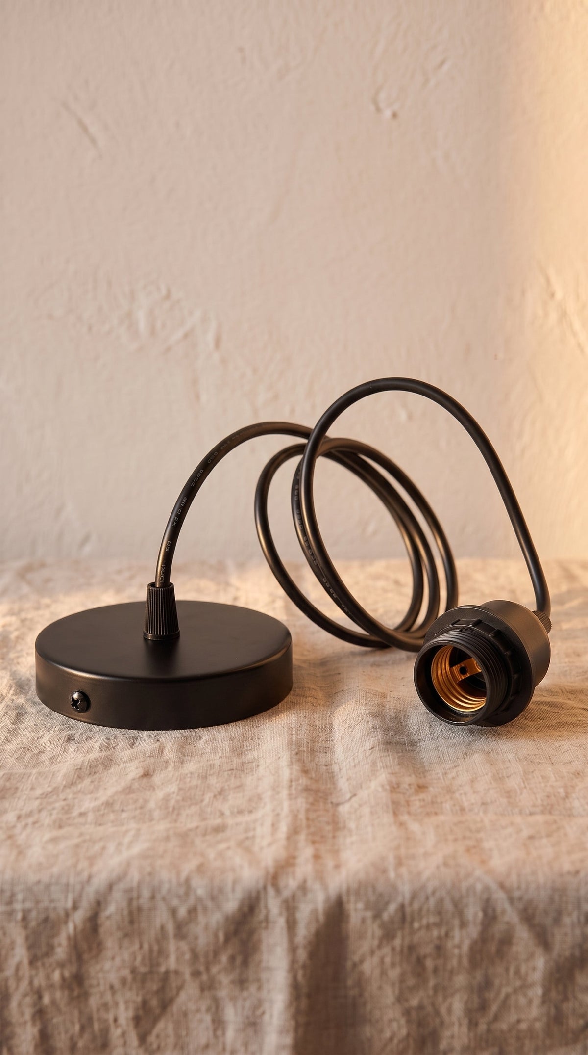 Câble suspension noir mat, gros plan sur la douille et le culot E27