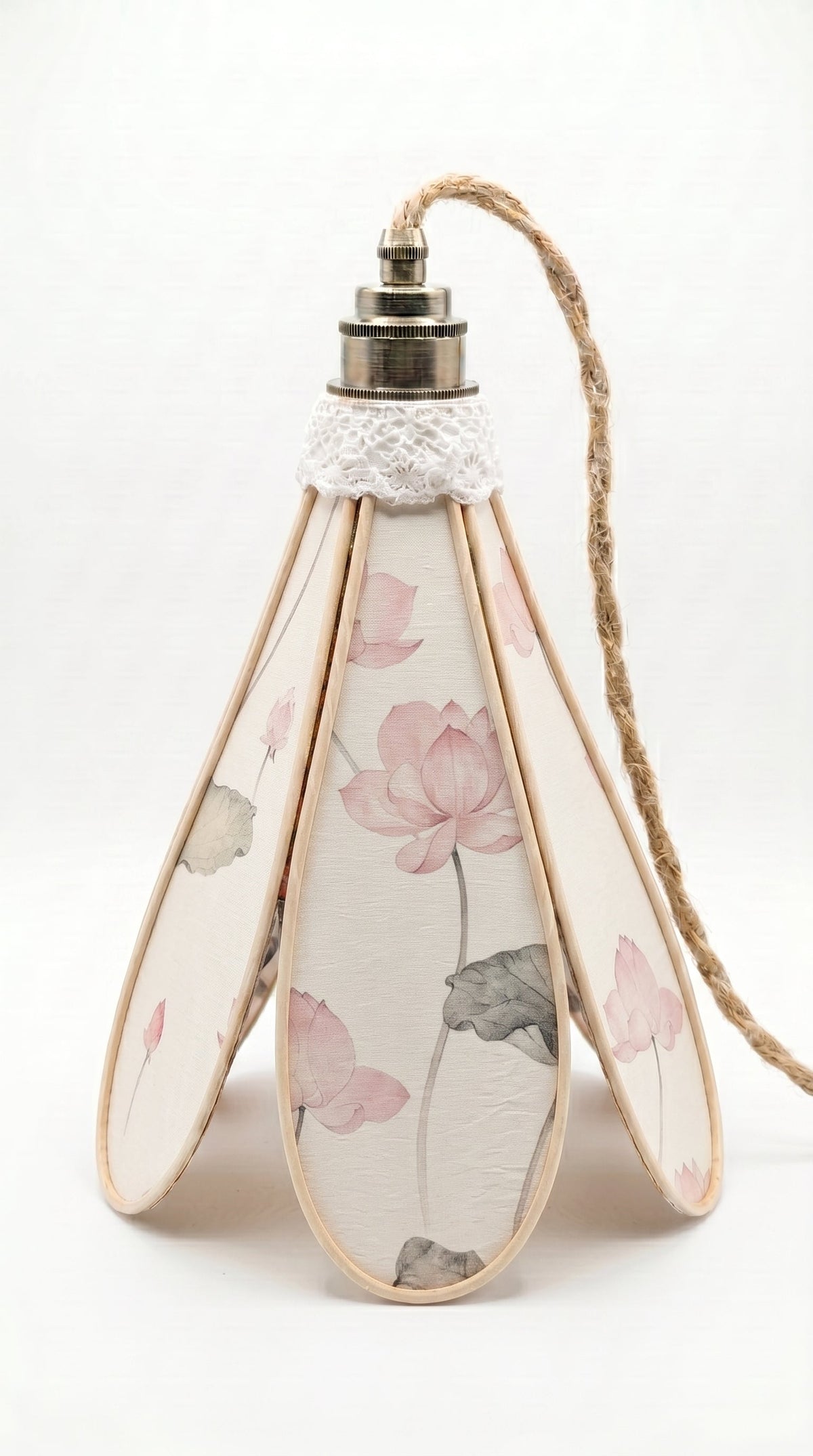 Suspension tulipe Songe de Lotus, motif fleurs de lotus roses sur fond beige, vue de face