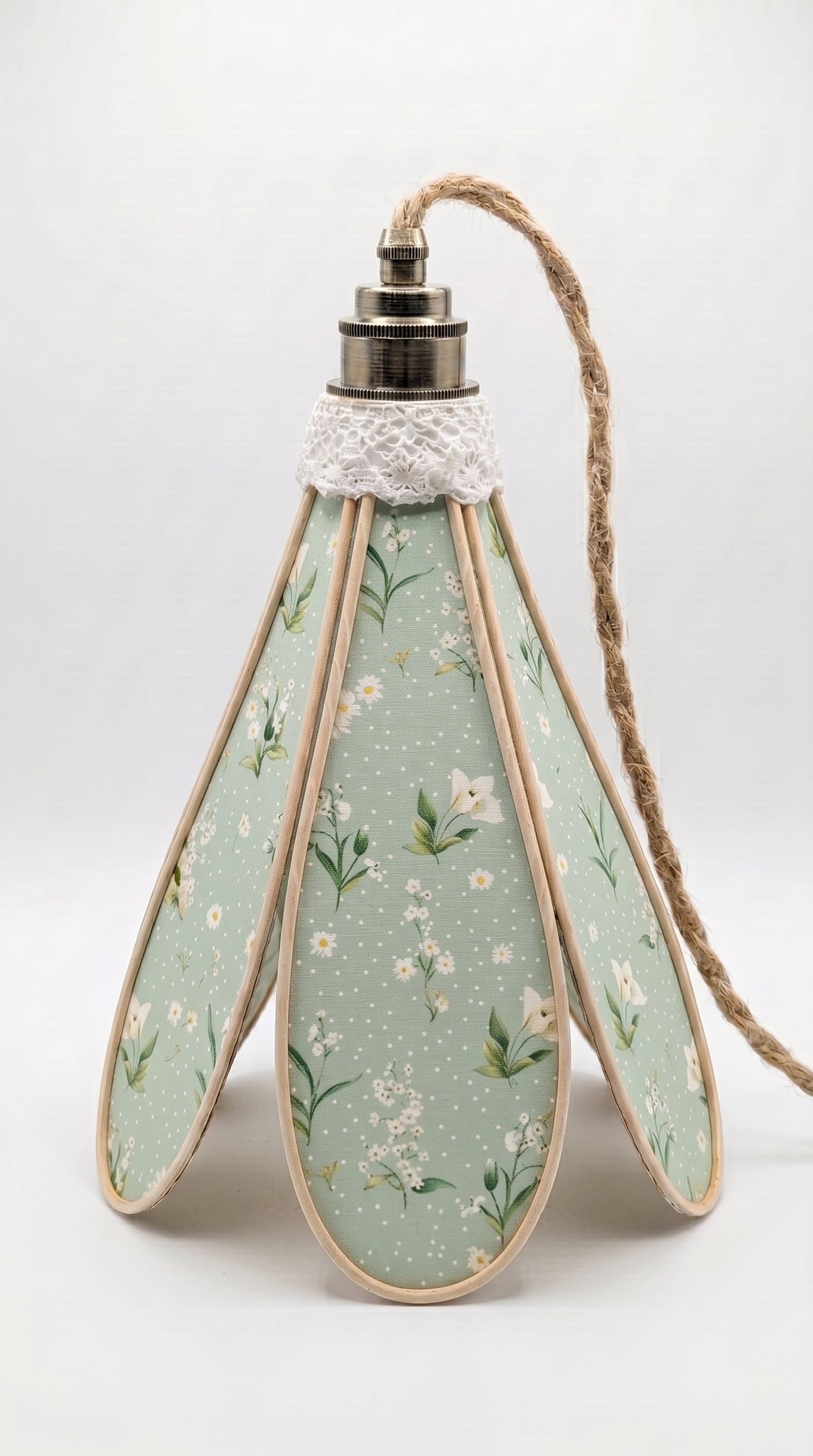 Suspension tulipe Rosée Printanière, fleurs blanches sur fond vert pâle, vue de face