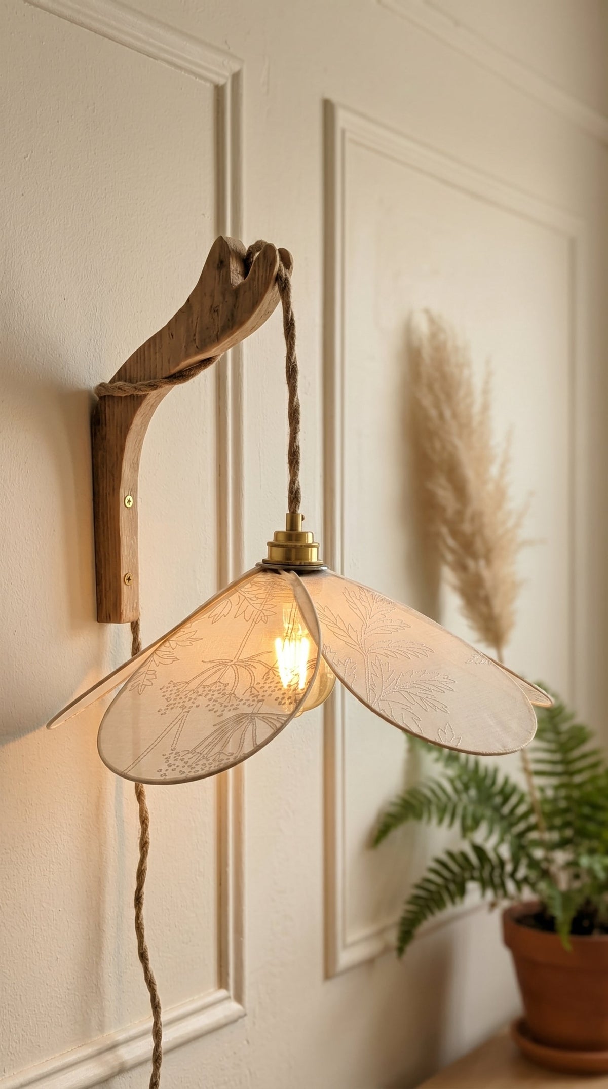 Suspension Magnolia Pissenlits, vue en angle avec voilage transparent
