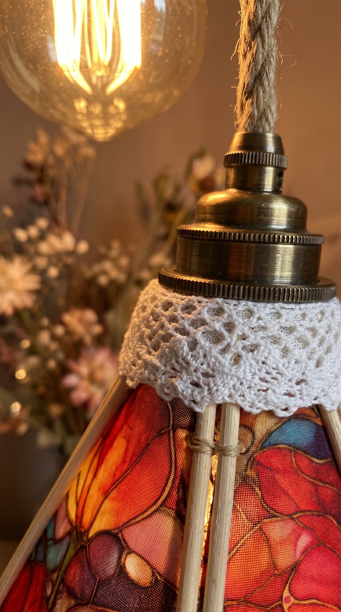 Lampe Tulipe Printemps Vitrail Bleue ou rouge- Lampe Artisanale Bohème Florale