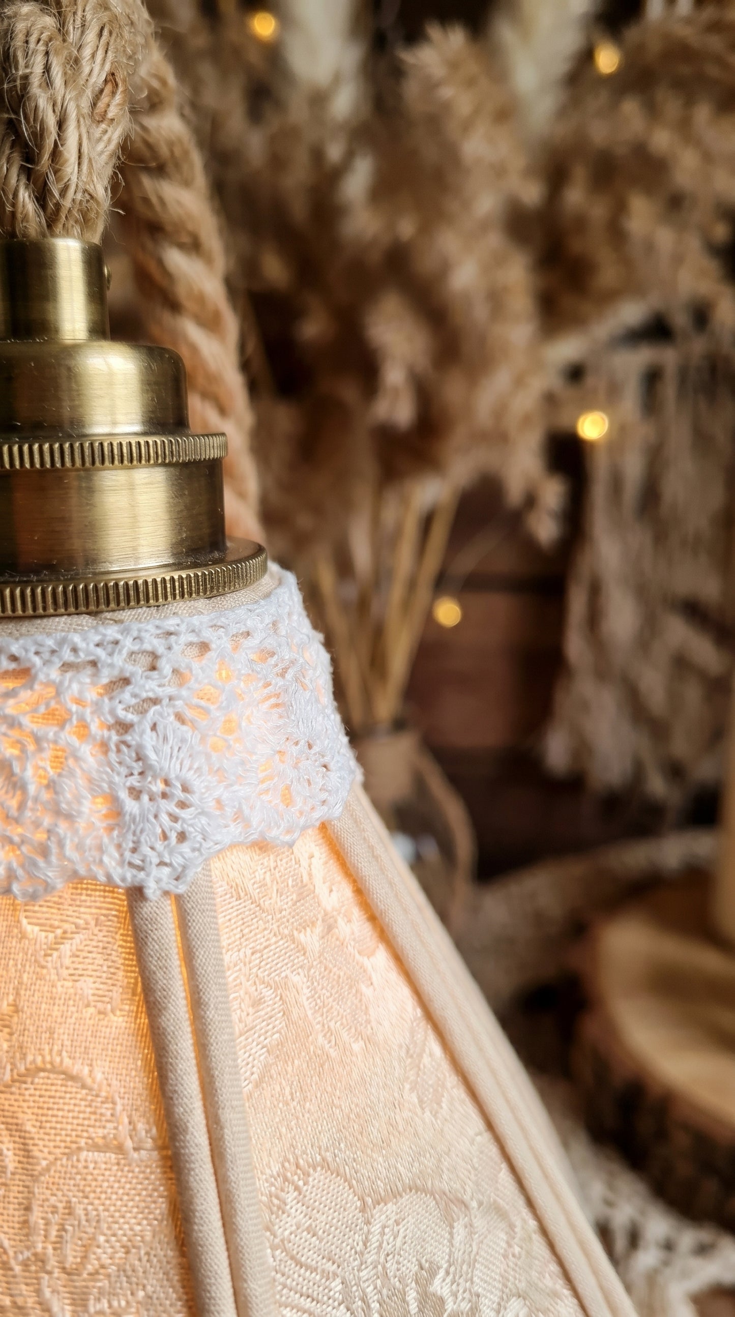 Lampe Tulipe Champagne en Fleurs – Abat-jour Motif Pivoine Jacquard Fait Main