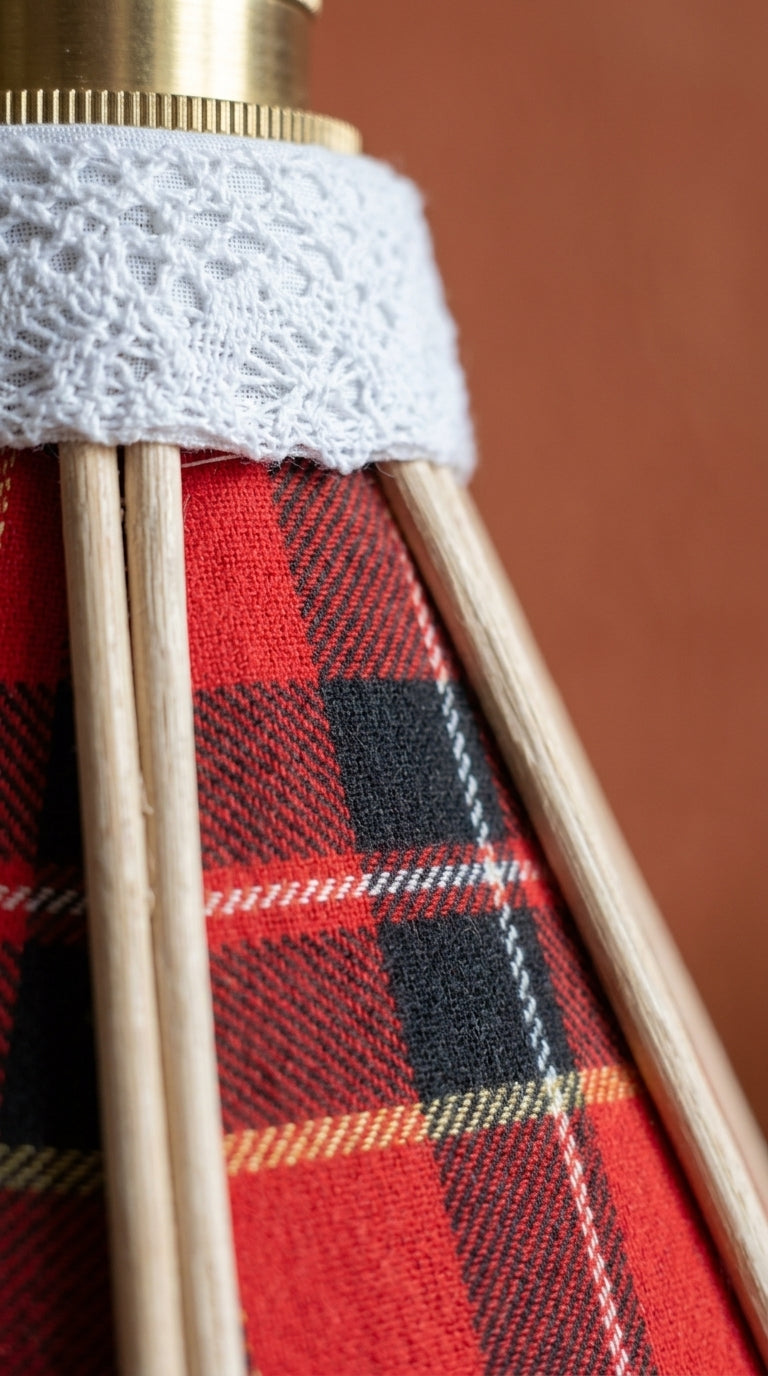 Gros plan sur le motif tartan de la suspension tulipe Highland Rouge