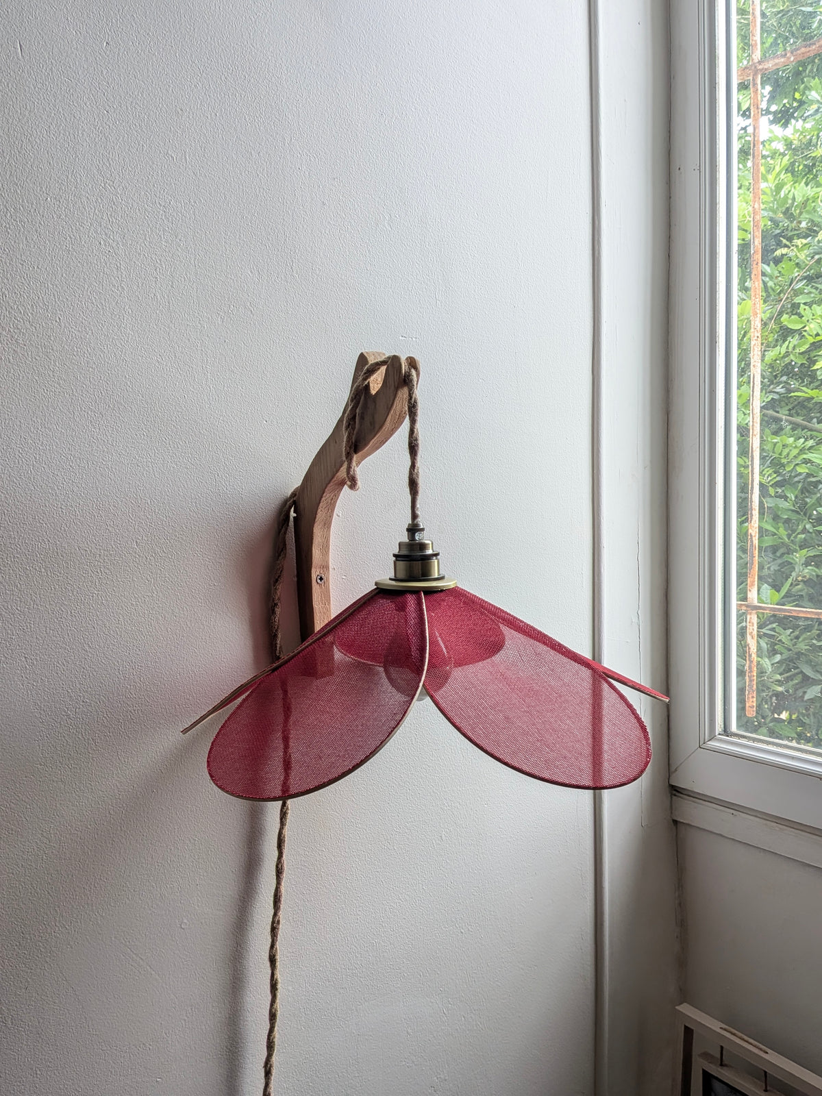 Lampe Magnolia Terre de Vigne – Abat-jour Jute Bordeaux Fait Main