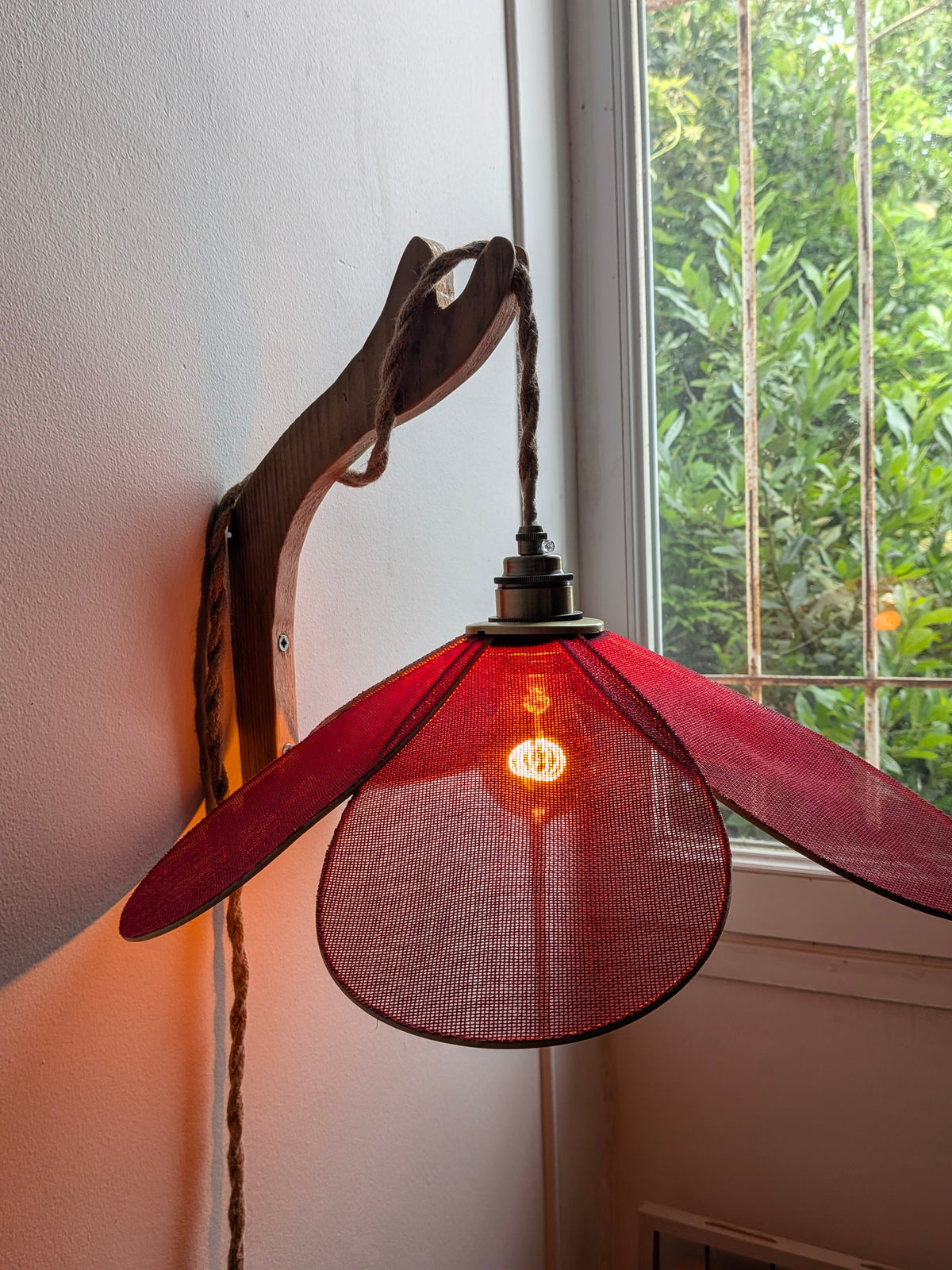 Lampe Magnolia Terre de Vigne – Abat-jour Jute Bordeaux Fait Main