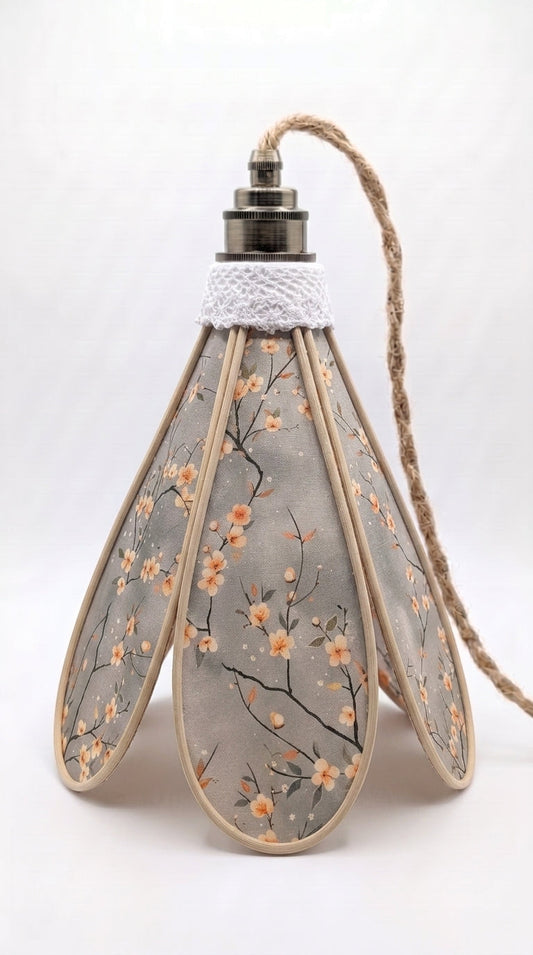 Suspension tulipe Douceur du Levant, motif cerisiers pêche sur fond bleu gris, vue de face
