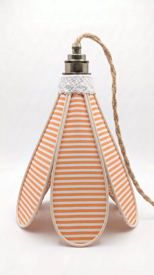 Suspension tulipe artisanale rayures oranges et blanches, armature rotin, vue de face