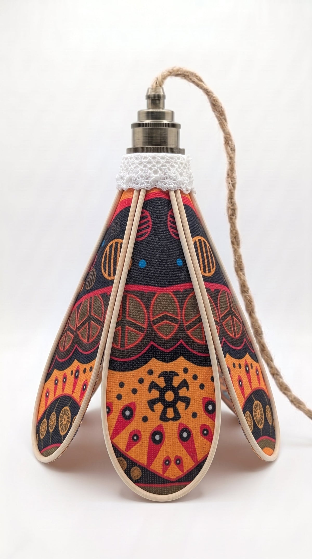 Suspension tulipe Terre Rouge, motif wax africain orange et rouge, vue de face