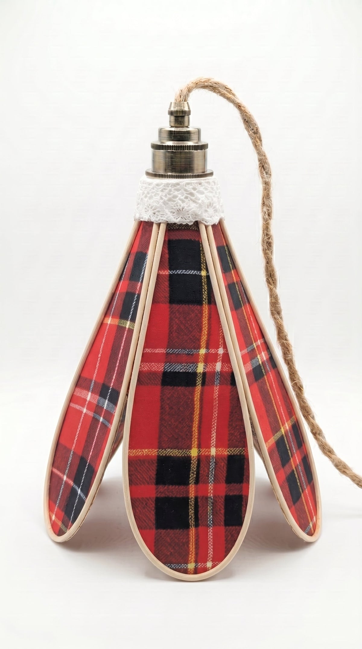 Suspension tulipe Highland Rouge, motif tartan écossais rouge et noir, vue de face