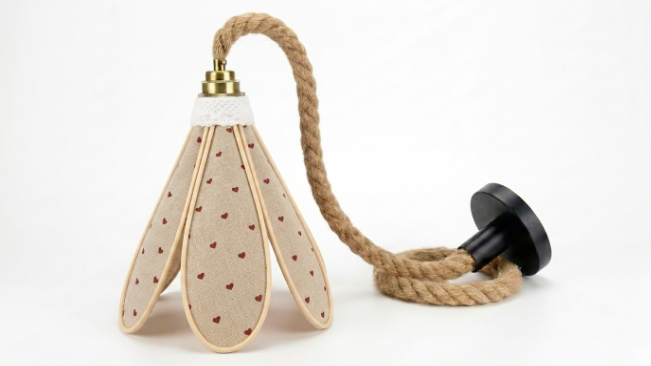Lampe Tulipe Cœur de Lin – Abat-jour Motif Cœurs Bordeaux Fait Main