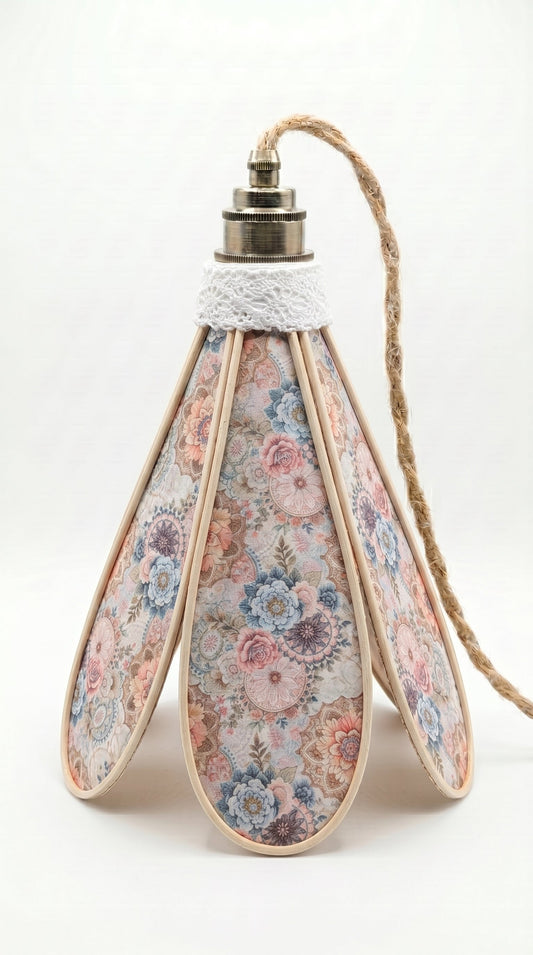 Suspension tulipe Rose d'Autrefois, motif rosace pastel sur fond ivoire, vue de face