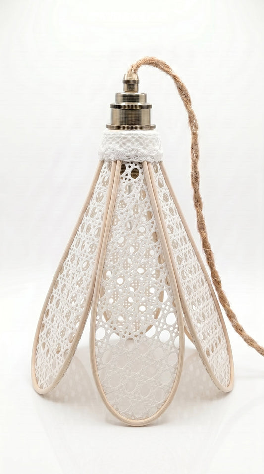 Suspension tulipe Souffle Blanc, motif cannage ajouré, vue de face