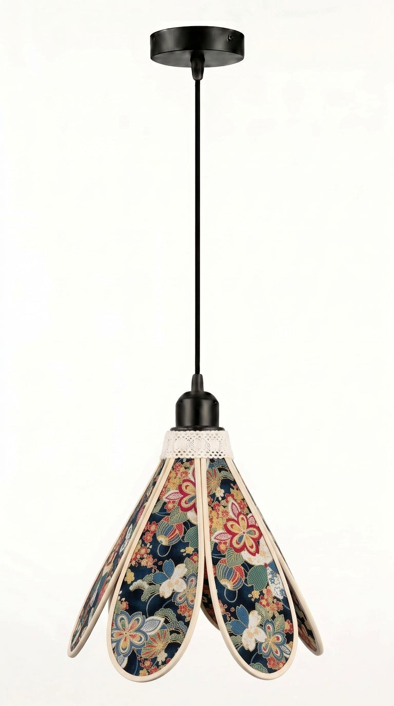 Suspension Tulipe Nuit de Kyoto, abat-jour kimono bleu nuit brodé de fleurs de cerisier et éventails dorés, dans une chambre