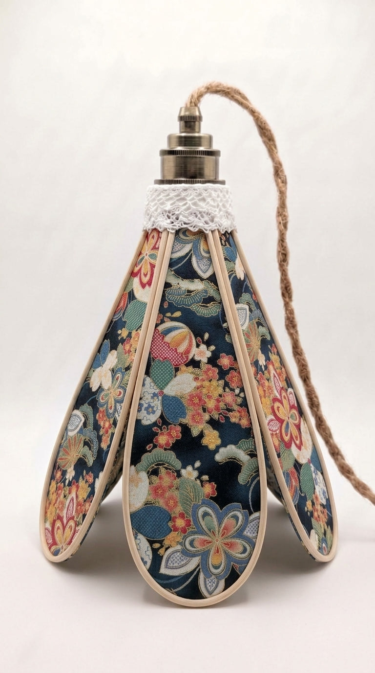 Suspension Tulipe Nuit de Kyoto sur fond blanc, vue packshot