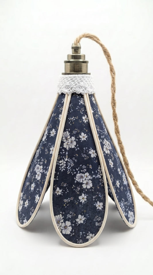Suspension tulipe Nuit de Jasmin, petites fleurs sur fond bleu nuit, vue de face