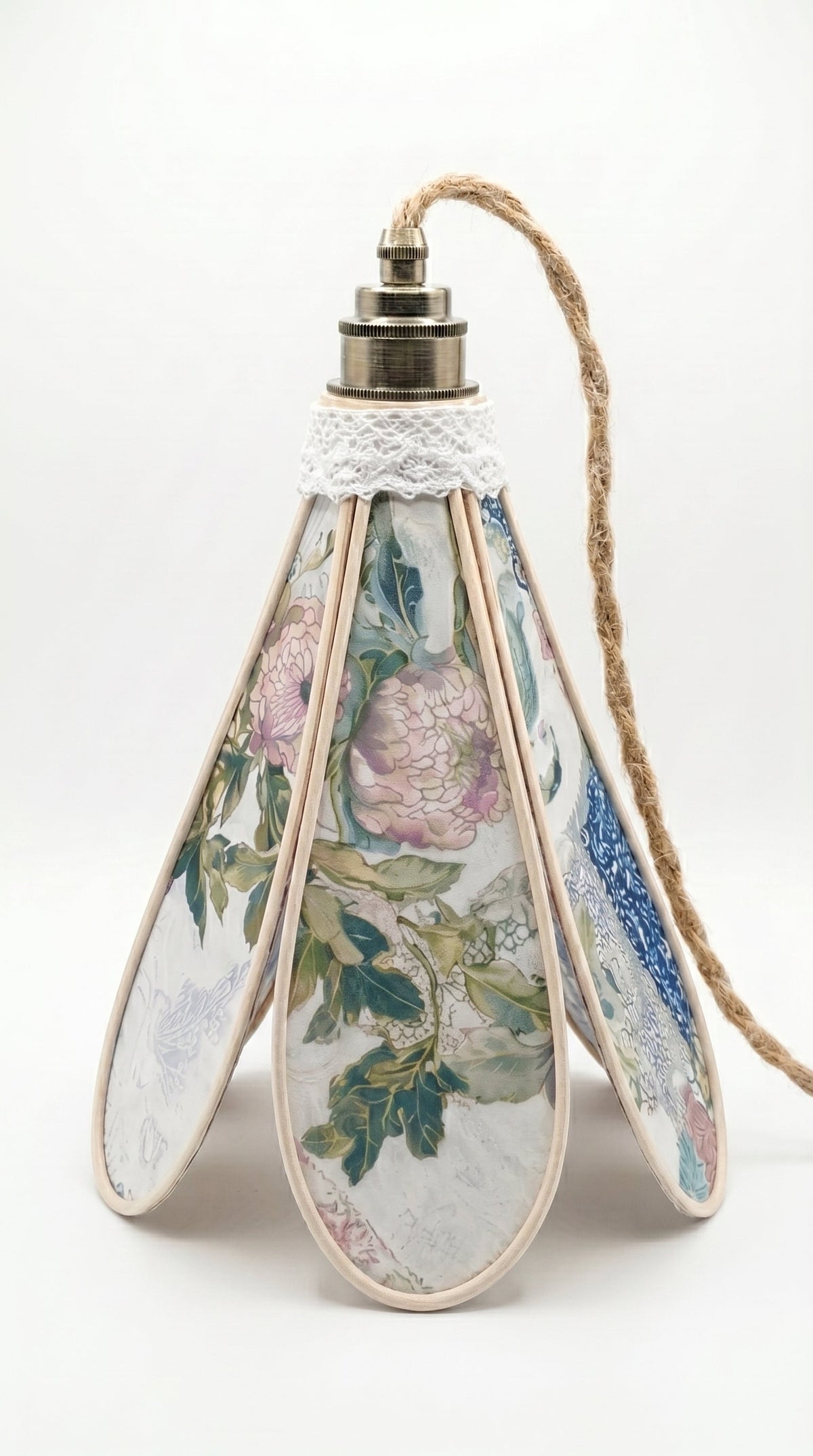 Suspension tulipe Jardin de Soie, motif pivoines et feuillages sur fond ivoire, vue de face